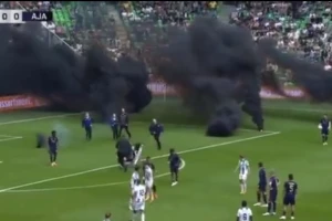 Tadić svedočio haosu - besni navijači Groningena bacali dimne bombe na teren